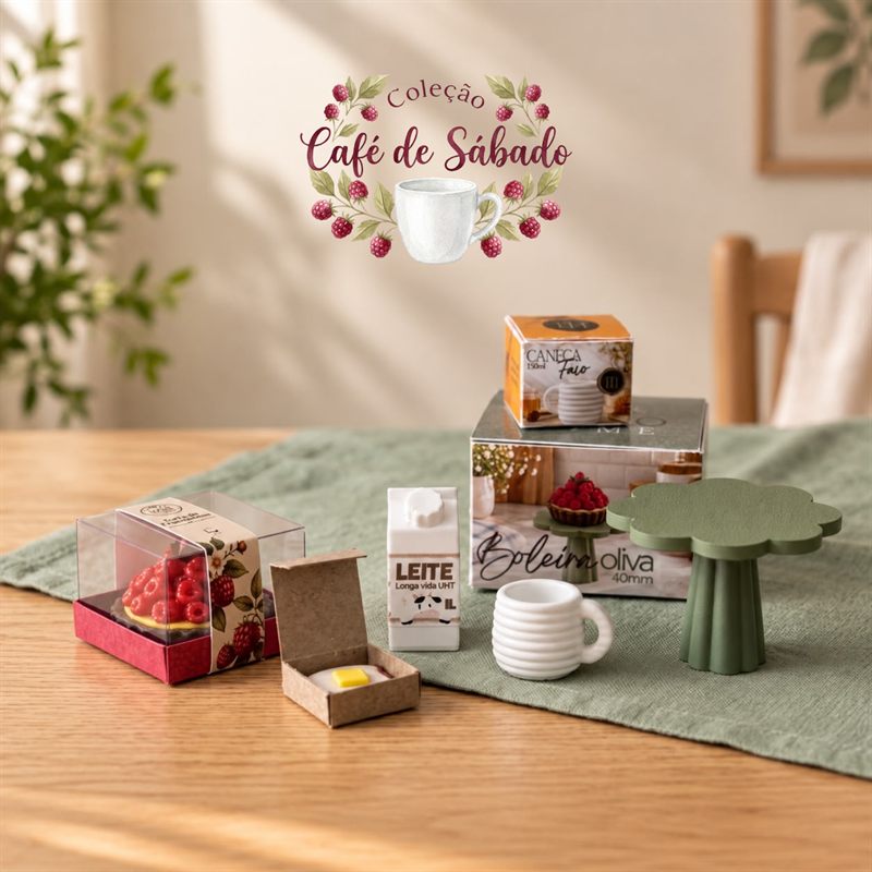 Coleção Café de Sábado — miniaturas de torta, caneca, boleira e caixa de leite