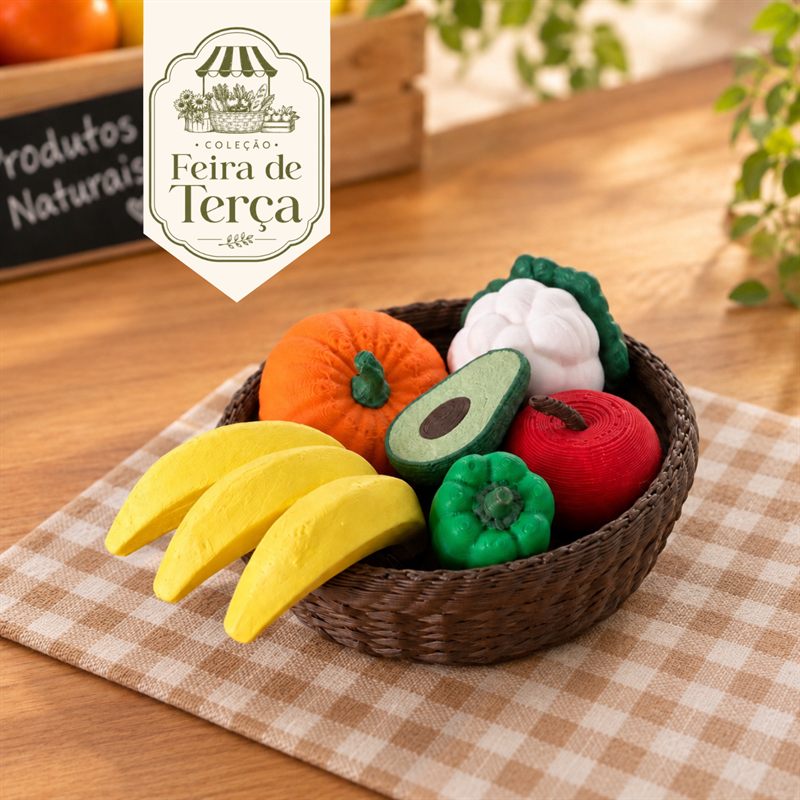 Coleção Feira de Terça — miniaturas de frutas e legumes na fruteira de palha